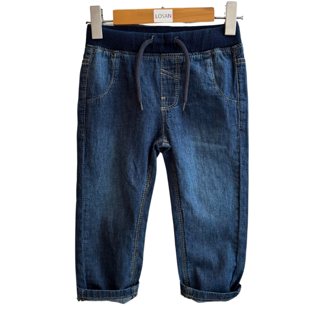 Pants denim foncé.