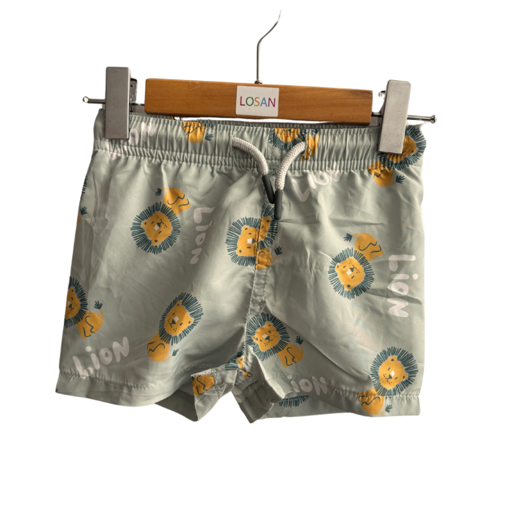 Short maillot vert.