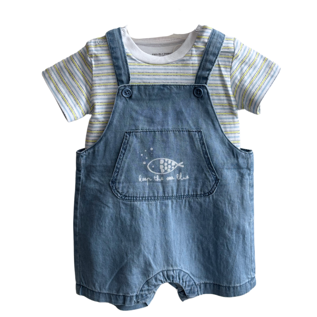 Salopette short et t-shirt.