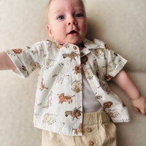 Chemise et short écru.